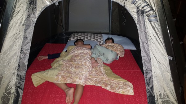 거실에 오토8 텐트를 설치 하고 아이들이 편안하게 자고 있습니다.